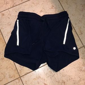 Lululemon navy hottie hot short- size 6 length 4”